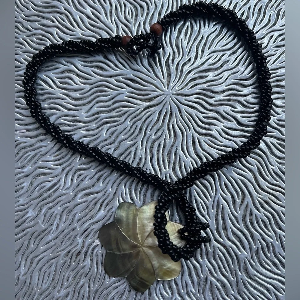 New Hawaiian hibiscus Black Beaded Necklace
